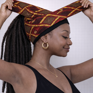 Bonnet ouvert cheveux longs avec bandeau flexible rouge doré